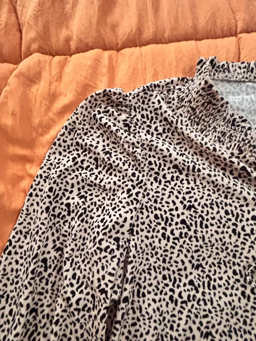 Adrianna Papell Cream and Black Printed V-Neck Blouse 👚